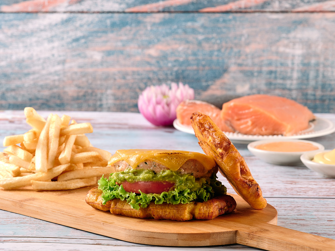 Hamburguesa de SalmÃ³n en PatacÃ³n